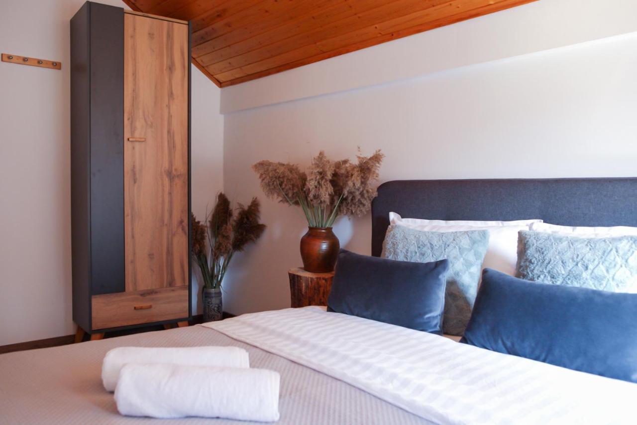 Woodenhouse With Two Apartments Otočac المظهر الخارجي الصورة