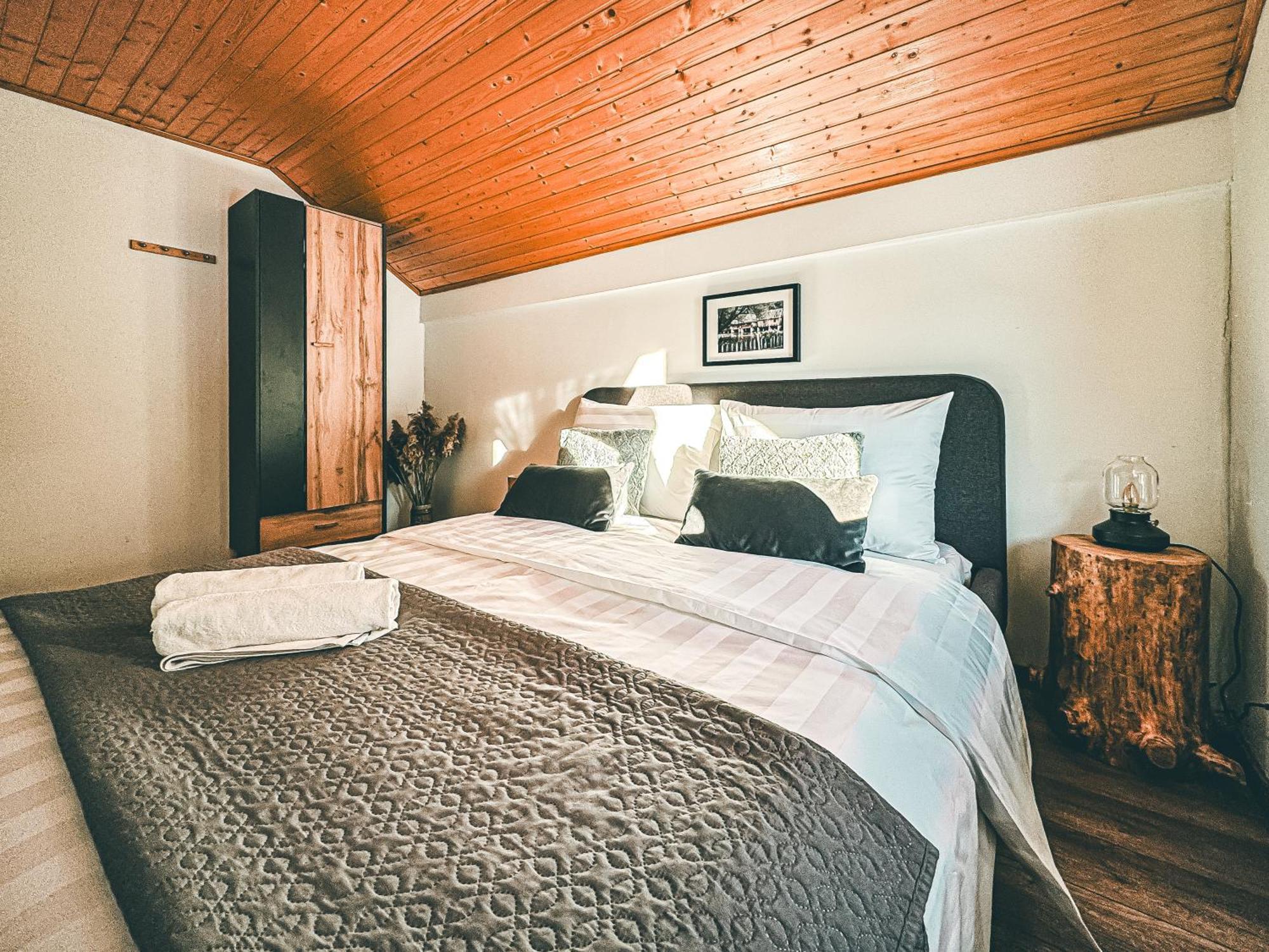 Woodenhouse With Two Apartments Otočac المظهر الخارجي الصورة