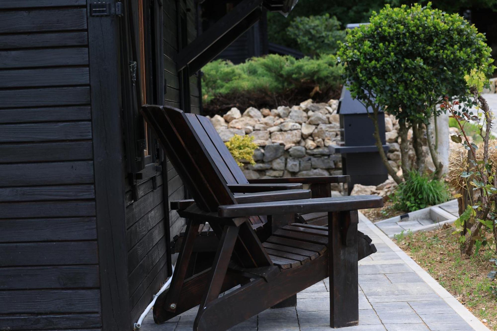 Woodenhouse With Two Apartments Otočac المظهر الخارجي الصورة