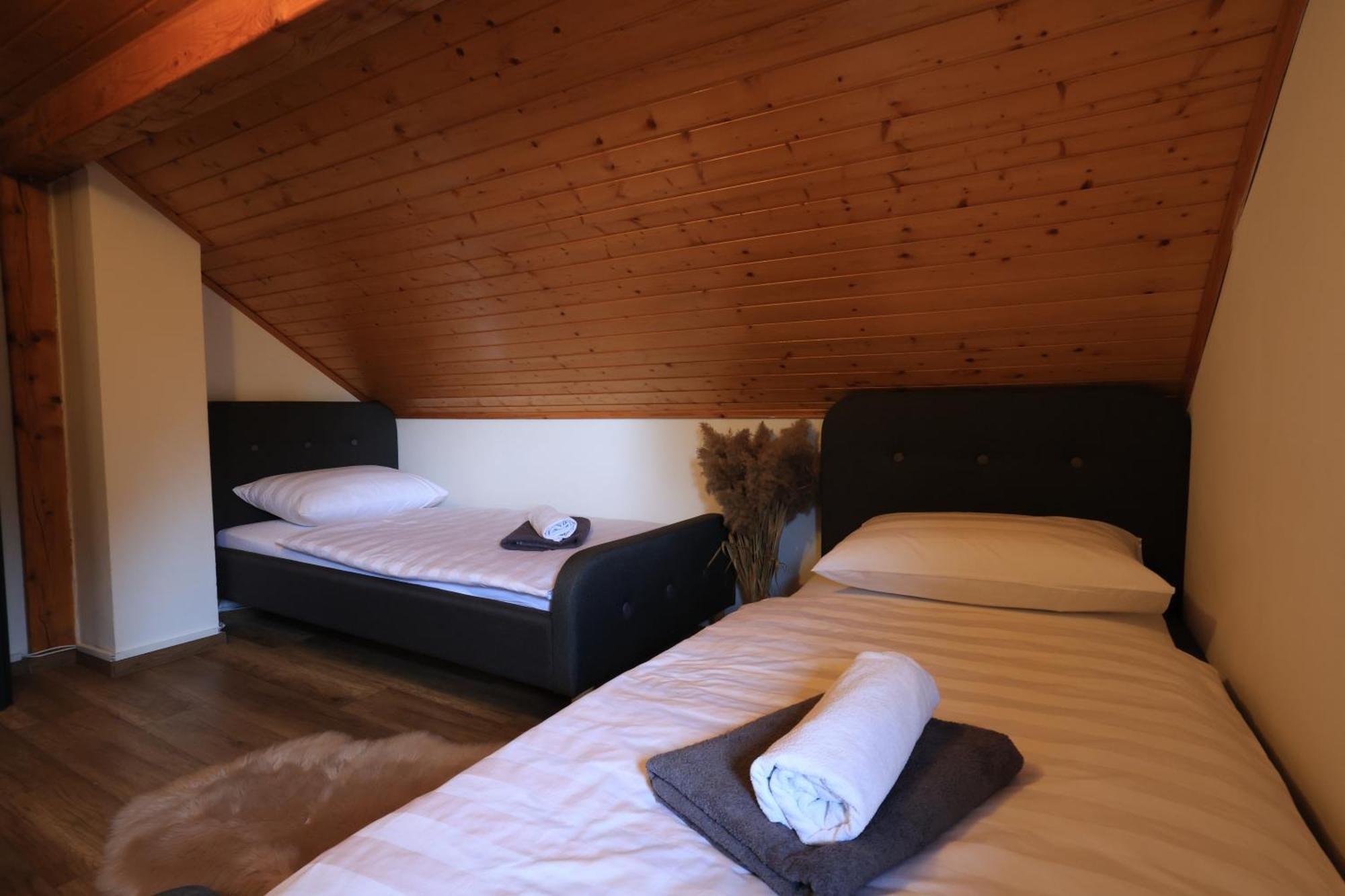 Woodenhouse With Two Apartments Otočac المظهر الخارجي الصورة